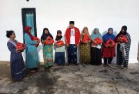 Foto Istimewa: Ketua PAC PDIP Kecamatan Manding, Kholis, bersama penerima bantuan sembako bagi janda dan warga berpenghasilan rendah di Kecamatan Manding. Dok. RADAR9.ID/Pimpinan Redaksi.