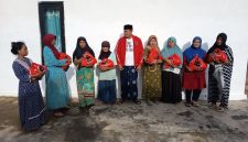 Foto Istimewa: Ketua PAC PDIP Kecamatan Manding, Kholis, bersama penerima bantuan sembako bagi janda dan warga berpenghasilan rendah di Kecamatan Manding. Dok. RADAR9.ID/Pimpinan Redaksi.