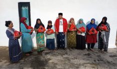 Pengurus PAC PDI Perjuangan Manding Bagikan Sembako kepada Masyarakat di Seluruh Desa