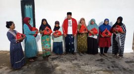 Foto Istimewa: Ketua PAC PDIP Kecamatan Manding, Kholis, bersama penerima bantuan sembako bagi janda dan warga berpenghasilan rendah di Kecamatan Manding. Dok. RADAR9.ID/Pimpinan Redaksi.