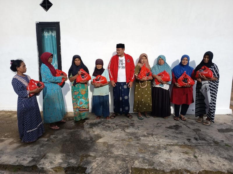 Foto Istimewa: Ketua PAC PDIP Kecamatan Manding, Kholis, bersama penerima bantuan sembako bagi janda dan warga berpenghasilan rendah di Kecamatan Manding. Dok. RADAR9.ID/Pimpinan Redaksi.