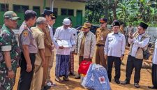 Foto: Wakil Bupati Sumenep bersama perwakilan BAZNAS, BPBD, dan Camat Gapura saat meninjau lokasi sekaligus menyerahkan bantuan langsung di lokasi kejadian. Dok. RADAR9.ID.