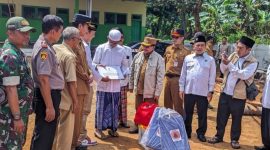 Foto: Wakil Bupati Sumenep bersama perwakilan BAZNAS, BPBD, dan Camat Gapura saat meninjau lokasi sekaligus menyerahkan bantuan langsung di lokasi kejadian. Dok. RADAR9.ID.