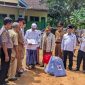 Foto: Wakil Bupati Sumenep bersama perwakilan BAZNAS, BPBD, dan Camat Gapura saat meninjau lokasi sekaligus menyerahkan bantuan langsung di lokasi kejadian. Dok. RADAR9.ID.