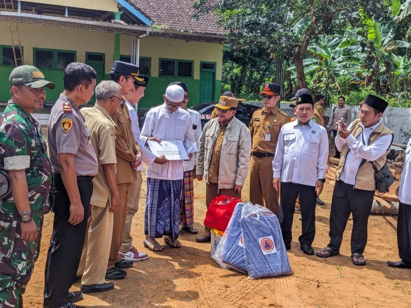Foto: Wakil Bupati Sumenep bersama perwakilan BAZNAS, BPBD, dan Camat Gapura saat meninjau lokasi sekaligus menyerahkan bantuan langsung di lokasi kejadian. Dok. RADAR9.ID.