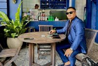 Foto: Pengacara H. Andika Megiesta Cahya Hendra Kusuma, S.H., M.H. (Alam Ghoib), kuasa hukum korban kasus dugaan penganiayaan anak di Sumenep, saat bersantai di sebuah kafe. Dok. RADAR9.ID/Istimewa.