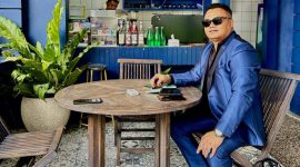 Foto: Pengacara H. Andika Megiesta Cahya Hendra Kusuma, S.H., M.H. (Alam Ghoib), kuasa hukum korban kasus dugaan penganiayaan anak di Sumenep, saat bersantai di sebuah kafe. Dok. RADAR9.ID/Istimewa.