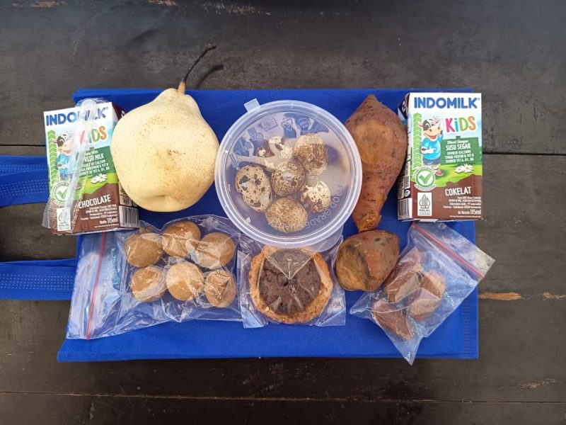 Foto: Paket Makan Bergizi Gratis (MBG) jatah tiga hari dari SPPG Kecamatan Manding yang diprotes orang tua siswa karena ketela rambat rebus diduga sudah berbau. Dok. RADAR9.ID.