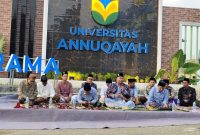 Foto: Rektor Universitas Annuqayah Dr. KH. Mohammad Hosnan bersama jajaran rektorat, dekan, dan kepala program studi saat memimpin kegiatan konsolidasi dan silaturahmi dengan alumni di halaman kampus Universitas Annuqayah, Guluk-Guluk, Sumenep. Dok. RADAR9.ID/Kompak.