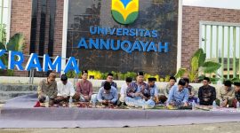 Foto: Rektor Universitas Annuqayah Dr. KH. Mohammad Hosnan bersama jajaran rektorat, dekan, dan kepala program studi saat memimpin kegiatan konsolidasi dan silaturahmi dengan alumni di halaman kampus Universitas Annuqayah, Guluk-Guluk, Sumenep. Dok. RADAR9.ID/Kompak.