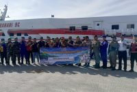 Foto: Plt Kepala Disperkimhub Sumenep, Achmad Dzulkarnain, bersama pejabat terkait saat melepas keberangkatan pemudik program mudik gratis menuju kepulauan dari Pelabuhan Kalianget. Dok. RADAR9.ID