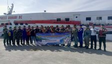 Foto: Plt Kepala Disperkimhub Sumenep, Achmad Dzulkarnain, bersama pejabat terkait saat melepas keberangkatan pemudik program mudik gratis menuju kepulauan dari Pelabuhan Kalianget. Dok. RADAR9.ID