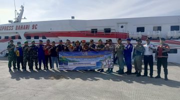 Foto: Plt Kepala Disperkimhub Sumenep, Achmad Dzulkarnain, bersama pejabat terkait saat melepas keberangkatan pemudik program mudik gratis menuju kepulauan dari Pelabuhan Kalianget. Dok. RADAR9.ID
