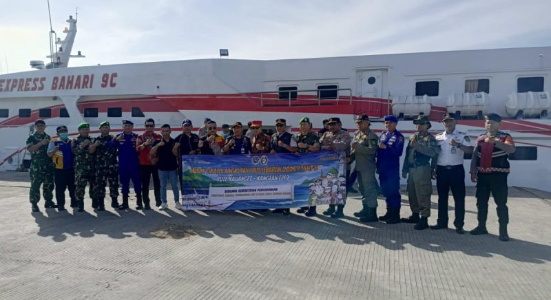 Foto: Plt Kepala Disperkimhub Sumenep, Achmad Dzulkarnain, bersama pejabat terkait saat melepas keberangkatan pemudik program mudik gratis menuju kepulauan dari Pelabuhan Kalianget. Dok. RADAR9.ID