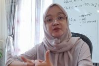 Foto: dr. Sofia Nuri, Sp.PD, Dokter Spesialis Penyakit Dalam RSUD dr. Moh. Anwar Sumenep, saat memberikan penjelasan mengenai pola makan sehat selama puasa di ruang kerjanya. Dok. RADAR9.ID.