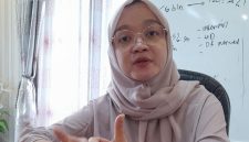 Foto: dr. Sofia Nuri, Sp.PD, Dokter Spesialis Penyakit Dalam RSUD dr. Moh. Anwar Sumenep, saat memberikan penjelasan mengenai pola makan sehat selama puasa di ruang kerjanya. Dok. RADAR9.ID.