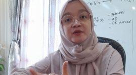 Foto: dr. Sofia Nuri, Sp.PD, Dokter Spesialis Penyakit Dalam RSUD dr. Moh. Anwar Sumenep, saat memberikan penjelasan mengenai pola makan sehat selama puasa di ruang kerjanya. Dok. RADAR9.ID.
