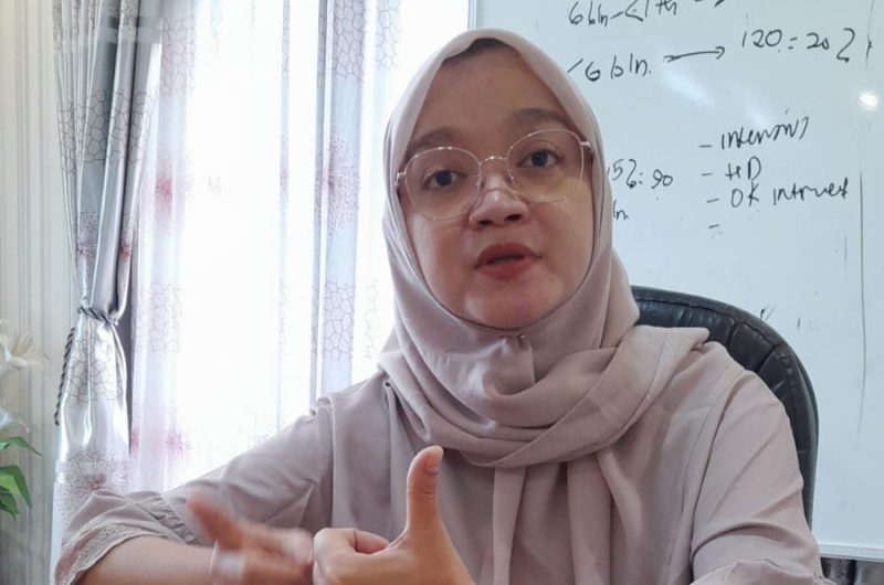 Foto: dr. Sofia Nuri, Sp.PD, Dokter Spesialis Penyakit Dalam RSUD dr. Moh. Anwar Sumenep, saat memberikan penjelasan mengenai pola makan sehat selama puasa di ruang kerjanya. Dok. RADAR9.ID.