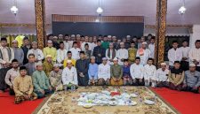 Foto: Bupati Sumenep Achmad Fauzi Wongsojudo bersama jajaran Organisasi Perangkat Daerah (OPD), tokoh agama, dan masyarakat mengikuti kegiatan Khotmil Qur’an di Pendopo Agung Keraton Sumenep. Kegiatan tersebut diisi dengan pembacaan Al-Qur’an hingga khatam secara bersama dalam suasana khidmat dan penuh kekhusyukan. Dokumentasi RADAR9.ID.