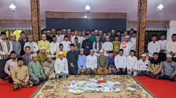 Foto: Bupati Sumenep Achmad Fauzi Wongsojudo bersama jajaran Organisasi Perangkat Daerah (OPD), tokoh agama, dan masyarakat mengikuti kegiatan Khotmil Qur’an di Pendopo Agung Keraton Sumenep. Kegiatan tersebut diisi dengan pembacaan Al-Qur’an hingga khatam secara bersama dalam suasana khidmat dan penuh kekhusyukan. Dokumentasi RADAR9.ID.
