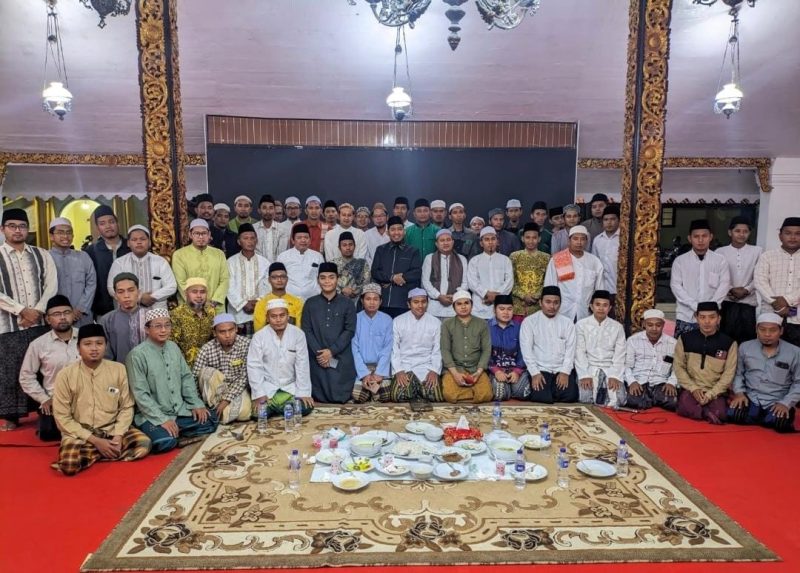 Foto: Bupati Sumenep Achmad Fauzi Wongsojudo bersama jajaran Organisasi Perangkat Daerah (OPD), tokoh agama, dan masyarakat mengikuti kegiatan Khotmil Qur’an di Pendopo Agung Keraton Sumenep. Kegiatan tersebut diisi dengan pembacaan Al-Qur’an hingga khatam secara bersama dalam suasana khidmat dan penuh kekhusyukan. Dokumentasi RADAR9.ID.