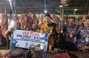 Foto: Sejumlah pejabat Pemkab Sumenep meninjau kios daging sapi di pasar tradisional saat pencanangan penjualan daging bersertifikat halal yang berasal dari RPH Manding. Dok. RADAR9.ID.