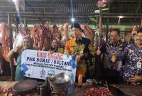Foto: Sejumlah pejabat Pemkab Sumenep meninjau kios daging sapi di pasar tradisional saat pencanangan penjualan daging bersertifikat halal yang berasal dari RPH Manding. Dok. RADAR9.ID.