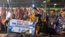 Foto: Sejumlah pejabat Pemkab Sumenep meninjau kios daging sapi di pasar tradisional saat pencanangan penjualan daging bersertifikat halal yang berasal dari RPH Manding. Dok. RADAR9.ID.