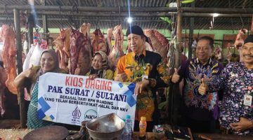 Foto: Sejumlah pejabat Pemkab Sumenep meninjau kios daging sapi di pasar tradisional saat pencanangan penjualan daging bersertifikat halal yang berasal dari RPH Manding. Dok. RADAR9.ID.