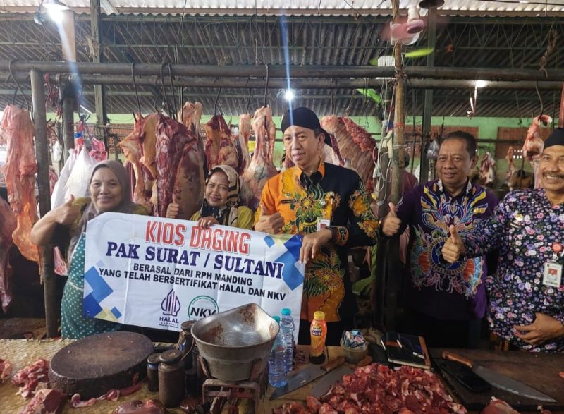 Foto: Sejumlah pejabat Pemkab Sumenep meninjau kios daging sapi di pasar tradisional saat pencanangan penjualan daging bersertifikat halal yang berasal dari RPH Manding. Dok. RADAR9.ID.