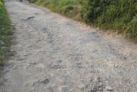 Foto: Kondisi jalan rusak dan berlubang di jalur Desa Bragung, Kecamatan Guluk-Guluk menuju Desa Prancak, Kecamatan Pasongsongan, Sumenep, yang dikeluhkan warga karena membahayakan pengendara dan belum mendapat perbaikan. Dok. RADAR9.ID.