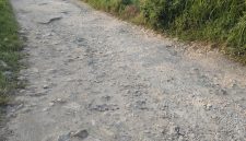 Foto: Kondisi jalan rusak dan berlubang di jalur Desa Bragung, Kecamatan Guluk-Guluk menuju Desa Prancak, Kecamatan Pasongsongan, Sumenep, yang dikeluhkan warga karena membahayakan pengendara dan belum mendapat perbaikan. Dok. RADAR9.ID.