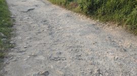 Foto: Kondisi jalan rusak dan berlubang di jalur Desa Bragung, Kecamatan Guluk-Guluk menuju Desa Prancak, Kecamatan Pasongsongan, Sumenep, yang dikeluhkan warga karena membahayakan pengendara dan belum mendapat perbaikan. Dok. RADAR9.ID.