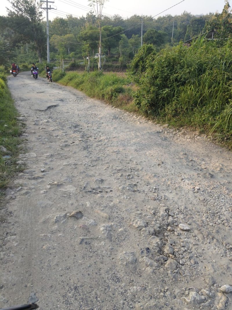 Foto: Kondisi jalan rusak dan berlubang di jalur Desa Bragung, Kecamatan Guluk-Guluk menuju Desa Prancak, Kecamatan Pasongsongan, Sumenep, yang dikeluhkan warga karena membahayakan pengendara dan belum mendapat perbaikan. Dok. RADAR9.ID.