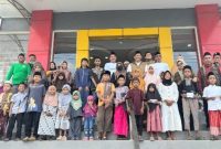 Foto: Ketua Baznas Kabupaten Sumenep bersama jajaran dan anak-anak yatim saat kegiatan belanja baju Lebaran di Toko DNR Sumenep. Dok. RADAR9.ID