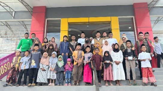 Foto: Ketua Baznas Kabupaten Sumenep bersama jajaran dan anak-anak yatim saat kegiatan belanja baju Lebaran di Toko DNR Sumenep. Dok. RADAR9.ID