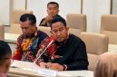 Foto: Bupati Sumenep Achmad Fauzi Wongsojudo menandatangani dokumen hibah dan kerja sama pembangunan PLTS 2 MW yang akan dibangun di Pulau Pagerungan Kecil dan Gili Labak. Dok. RADAR9.ID.