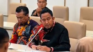 Foto: Bupati Sumenep Achmad Fauzi Wongsojudo menandatangani dokumen hibah dan kerja sama pembangunan PLTS 2 MW yang akan dibangun di Pulau Pagerungan Kecil dan Gili Labak. Dok. RADAR9.ID.