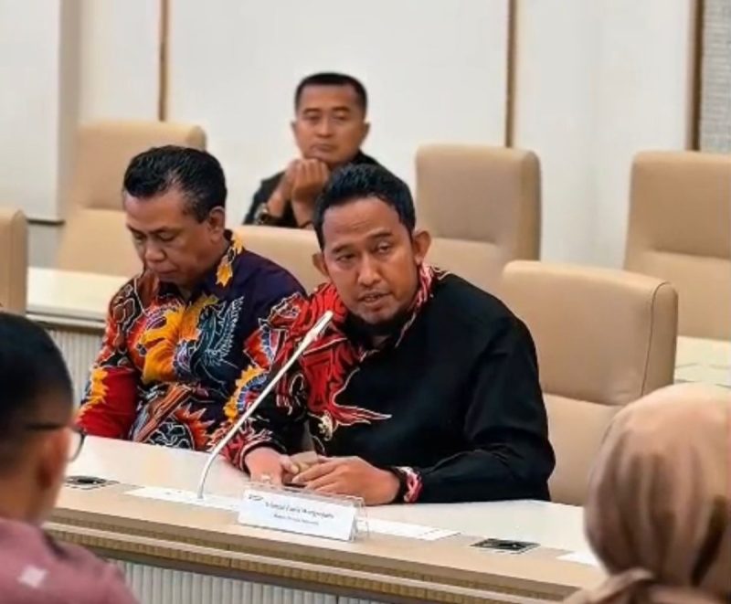 Foto: Bupati Sumenep Achmad Fauzi Wongsojudo menandatangani dokumen hibah dan kerja sama pembangunan PLTS 2 MW yang akan dibangun di Pulau Pagerungan Kecil dan Gili Labak. Dok. RADAR9.ID.