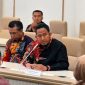 Foto: Bupati Sumenep Achmad Fauzi Wongsojudo menandatangani dokumen hibah dan kerja sama pembangunan PLTS 2 MW yang akan dibangun di Pulau Pagerungan Kecil dan Gili Labak. Dok. RADAR9.ID.