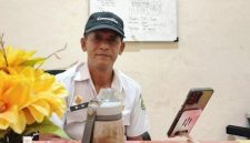 Foto: Kepala UPT Pasar Anom, Ibnu Hajar, saat memberikan keterangan kepada wartawan di ruang kerjanya pada Jumat pagi (13/3/2026). Wawancara tersebut dilakukan oleh media RADAR9.ID terkait kondisi harga bahan pokok di pasar. Dokumentasi RADAR9.ID/Istimewa.