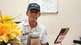 Foto: Kepala UPT Pasar Anom, Ibnu Hajar, saat memberikan keterangan kepada wartawan di ruang kerjanya pada Jumat pagi (13/3/2026). Wawancara tersebut dilakukan oleh media RADAR9.ID terkait kondisi harga bahan pokok di pasar. Dokumentasi RADAR9.ID/Istimewa.