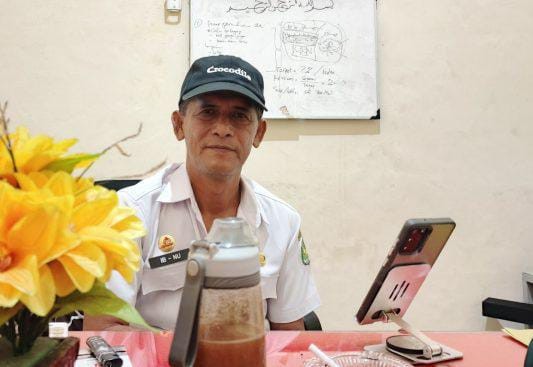 Foto: Kepala UPT Pasar Anom, Ibnu Hajar, saat memberikan keterangan kepada wartawan di ruang kerjanya pada Jumat pagi (13/3/2026). Wawancara tersebut dilakukan oleh media RADAR9.ID terkait kondisi harga bahan pokok di pasar. Dokumentasi RADAR9.ID/Istimewa.