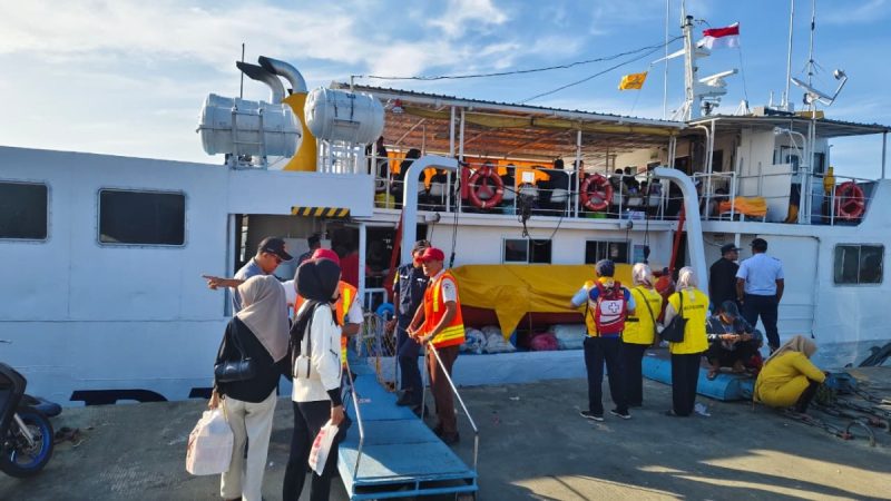 Foto: Kapal yang digunakan untuk mengangkut peserta program mudik dari Pelabuhan Kalianget menuju sejumlah wilayah kepulauan di Kabupaten Sumenep. Dok. RADAR9.ID.