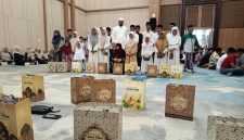 Foto: Abd Aziz Salim Habibi saat menyerahkan santunan kepada puluhan anak yatim dalam rangkaian kegiatan buka puasa bersama di Ballroom Myze Hotel Sumenep, Sabtu (14/3/2026). Dok. RADAR9.ID/Istimewa.