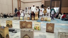 Foto: Abd Aziz Salim Habibi saat menyerahkan santunan kepada puluhan anak yatim dalam rangkaian kegiatan buka puasa bersama di Ballroom Myze Hotel Sumenep, Sabtu (14/3/2026). Dok. RADAR9.ID/Istimewa.
