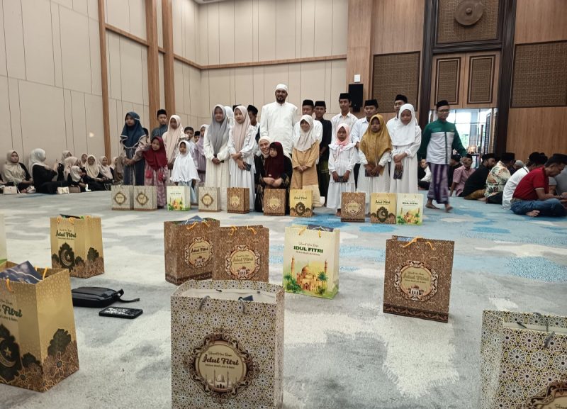 Foto: Abd Aziz Salim Habibi saat menyerahkan santunan kepada puluhan anak yatim dalam rangkaian kegiatan buka puasa bersama di Ballroom Myze Hotel Sumenep, Sabtu (14/3/2026). Dok. RADAR9.ID/Istimewa.