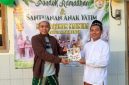 Foto: Dr. Naghfir menyerahkan bantuan buku kepada Pengasuh Yayasan Maqomam Mahmuda, Ustadz Yantoso Rema, S.Pd.I., di Desa Batuan, Kabupaten Sumenep, Jumat (13/3/2026). Bantuan tersebut diberikan sebagai upaya mendorong peningkatan budaya literasi di kalangan santri. Dokumentasi RADAR9.ID.