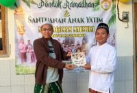 Foto: Dr. Naghfir menyerahkan bantuan buku kepada Pengasuh Yayasan Maqomam Mahmuda, Ustadz Yantoso Rema, S.Pd.I., di Desa Batuan, Kabupaten Sumenep, Jumat (13/3/2026). Bantuan tersebut diberikan sebagai upaya mendorong peningkatan budaya literasi di kalangan santri. Dokumentasi RADAR9.ID.