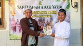 Foto: Dr. Naghfir menyerahkan bantuan buku kepada Pengasuh Yayasan Maqomam Mahmuda, Ustadz Yantoso Rema, S.Pd.I., di Desa Batuan, Kabupaten Sumenep, Jumat (13/3/2026). Bantuan tersebut diberikan sebagai upaya mendorong peningkatan budaya literasi di kalangan santri. Dokumentasi RADAR9.ID.